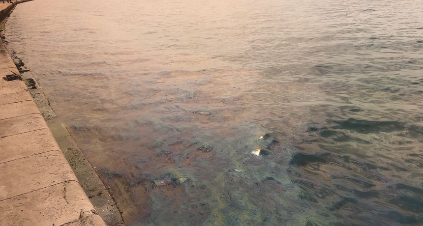 Onečišćenje mora: Velika naftna mrlja od mula do bivšeg hotela Zagreb Onečišćenje mora: Velika naftna mrlja od mula do bivšeg hotela Zagreb