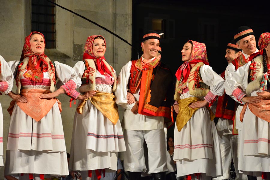 Nastup ansambla Lado ispred crkve sv. Marije ; foto Iva Perinčić Nastup ansambla Lado ispred crkve sv. Marije ; foto Iva Perinčić