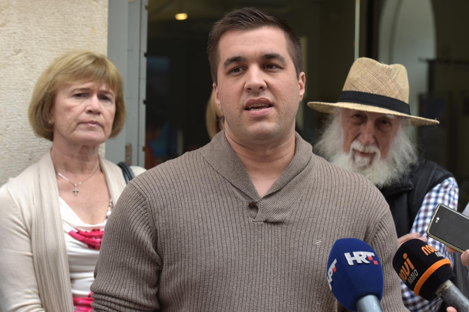 Mještani Petrčana okupili se ispred Turističke zajednice grada Zadra