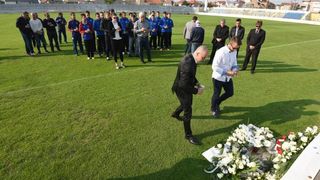 Na stadionu u Stanovima položeni vijenci i zapaljene svijeće za Hrvoja Ćustića Na stadionu u Stanovima položeni vijenci i zapaljene svijeće za Hrvoja Ćustića