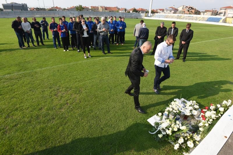 Na stadionu u Stanovima položeni vijenci i zapaljene svijeće za Hrvoja Ćustića Na stadionu u Stanovima položeni vijenci i zapaljene svijeće za Hrvoja Ćustića
