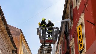 Veliki požar izbio u zgradi na Narodnom trgu Veliki požar izbio u zgradi na Narodnom trgu