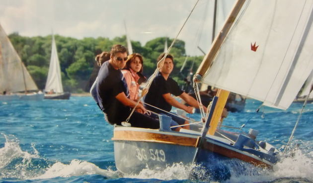 Ususret tradicionalnoj manifestaciji ”Zadar more”, u predvorju Gradske knjižnice Zadar sinoć je otvorena izložba fotografija autora Boška Lučeva pod nazivom ”Regate tradicijskih brodova.”