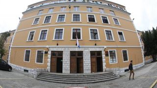 Veliki znak zabranjenog pusenja postavljen je ispred zgrade gimnazije u parku Vladimira Nazora. Ucenici koji budu u prekrsaju prvi put ce biti opomenuti dok sljedeceg puta sankcije ce biti stroze. Photo: Filip Brala/PIXSELL