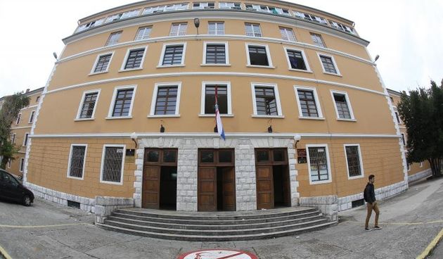 Veliki znak zabranjenog pusenja postavljen je ispred zgrade gimnazije u parku Vladimira Nazora. Ucenici koji budu u prekrsaju prvi put ce biti opomenuti dok sljedeceg puta sankcije ce biti stroze. Photo: Filip Brala/PIXSELL