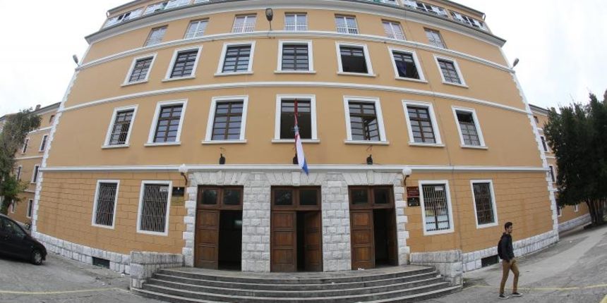 Veliki znak zabranjenog pusenja postavljen je ispred zgrade gimnazije u parku Vladimira Nazora. Ucenici koji budu u prekrsaju prvi put ce biti opomenuti dok sljedeceg puta sankcije ce biti stroze. Photo: Filip Brala/PIXSELL Veliki znak zabranjenog pusenja postavljen je ispred zgrade gimnazije u parku Vladimira Nazora. Ucenici koji budu u prekrsaju prvi put ce biti opomenuti dok sljedeceg puta sankcije ce biti stroze. Photo: Filip Brala/PIXSELL