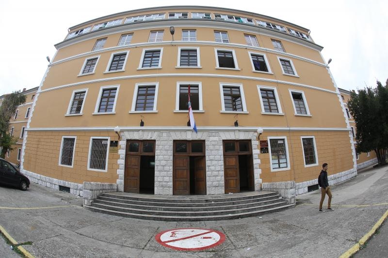 Veliki znak zabranjenog pusenja postavljen je ispred zgrade gimnazije u parku Vladimira Nazora. Ucenici koji budu u prekrsaju prvi put ce biti opomenuti dok sljedeceg puta sankcije ce biti stroze. Photo: Filip Brala/PIXSELL