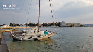 Jedrilica se nasukala uz Obalu kneza Trpimira Jedrilica se nasukala uz Obalu kneza Trpimira