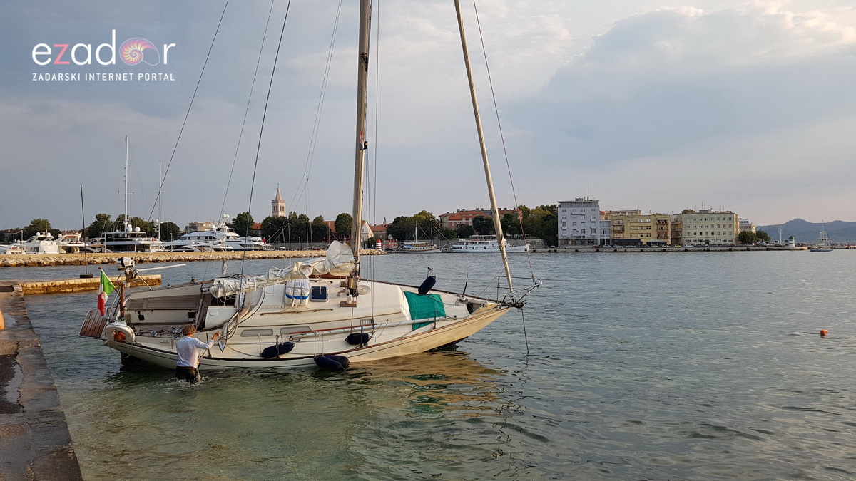 Jedrilica se nasukala uz Obalu kneza Trpimira Jedrilica se nasukala uz Obalu kneza Trpimira