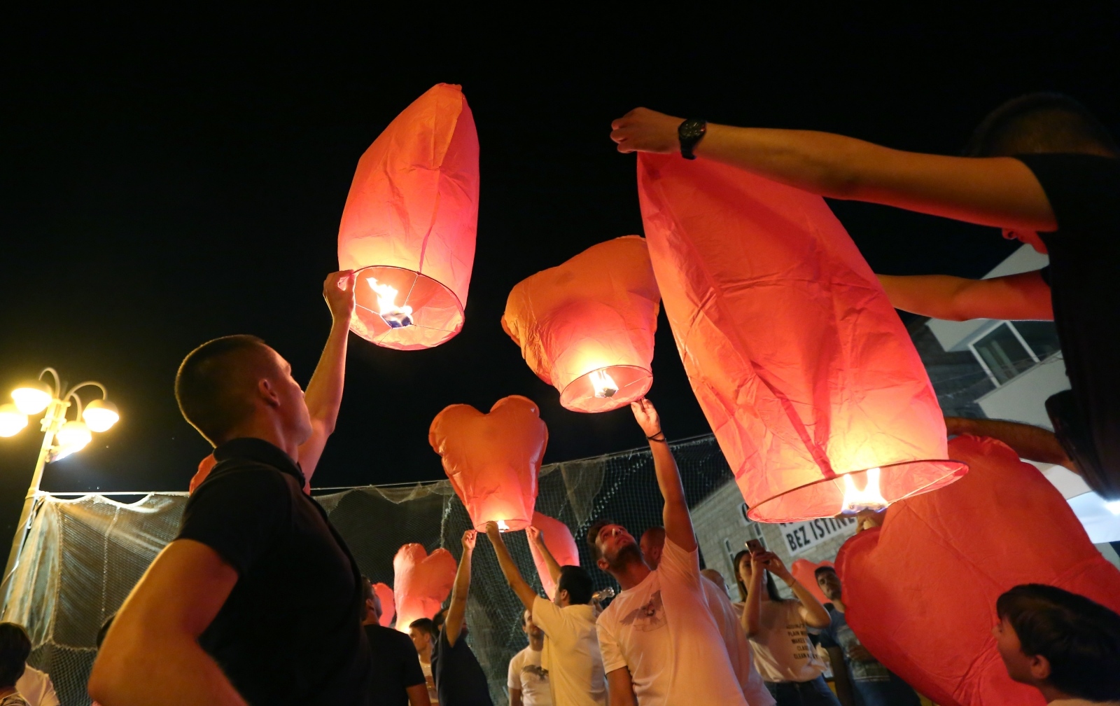 U Vodicama pušteni lampioni za tragično stradale vatrogasce na Kornatima U Vodicama pušteni lampioni za tragično stradale vatrogasce na Kornatima