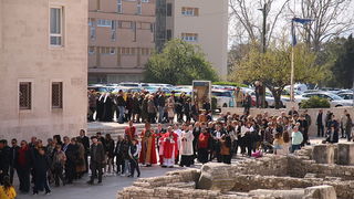 Cvjetnica 20. ožujka 2016: Nakon blagoslova maslinovih grančica, nadbisku Želimir Puljić predvodio je procesiju do katedrale sv. Stošije gdje je služio misno slavlje na kojem se pjevala Muka našeg Gospodina Cvjetnica 20. ožujka 2016: Nakon blagoslova maslinovih grančica, nadbisku Želimir Puljić predvodio je procesiju do katedrale sv. Stošije gdje je služio misno slavlje na kojem se pjevala Muka našeg Gospodina
