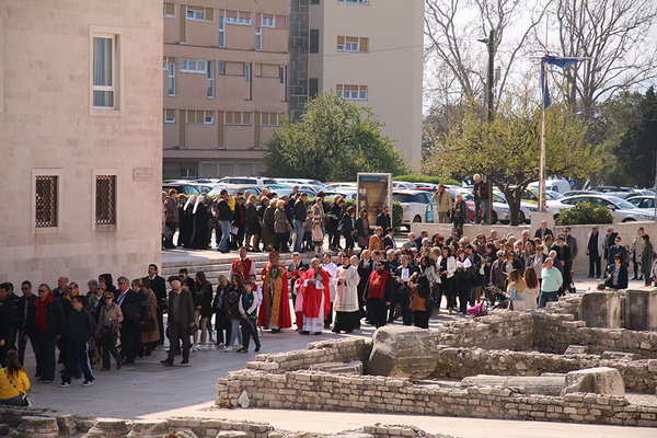 Cvjetnica 20. ožujka 2016: Nakon blagoslova maslinovih grančica, nadbisku Želimir Puljić predvodio je procesiju do katedrale sv. Stošije gdje je služio misno slavlje na kojem se pjevala Muka našeg Gospodina Cvjetnica 20. ožujka 2016: Nakon blagoslova maslinovih grančica, nadbisku Želimir Puljić predvodio je procesiju do katedrale sv. Stošije gdje je služio misno slavlje na kojem se pjevala Muka našeg Gospodina