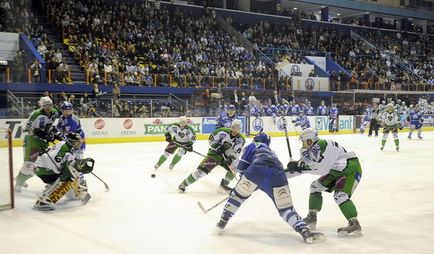 Dvorana Dom Sportova. Regionalna Ebel liga, 17.kolo, hokejaska utakmica izmedju Medvescaka i Olimpije. Na slici: detalj iz igre. Foto: Drago Sopta / CROPIX