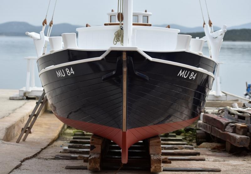 U betinskom brodogradilištu Ante Fržopa svečano je porinut novoizgrađeni tradicionalni murterski brod – leut pod imenom Orlić. Foto: Hrvoje JelavićIPIXSELL