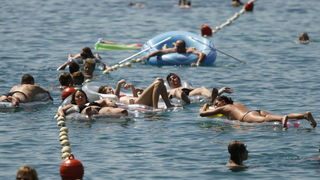 Makarska, 030711.
Prvi srpanjski vikend i prave ljetne vrucine doveli su veliki broj turista na Makarsku rivijeru. Plaze su prepune kupaca koji uzivaju u suncanju i kupanju.
Na slici: Kupaci.
Foto: Ivo Ravlic / CROPIX Makarska, 030711.
Prvi srpanjski vikend i prave ljetne vrucine doveli su veliki broj turista na Makarsku rivijeru. Plaze su prepune kupaca koji uzivaju u suncanju i kupanju.
Na slici: Kupaci.
Foto: Ivo Ravlic / CROPIX