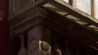 detalj loggie na zgradi preko puta suda