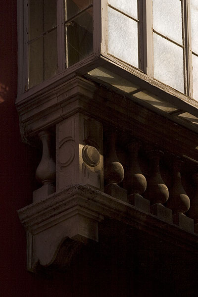 detalj loggie na zgradi preko puta suda