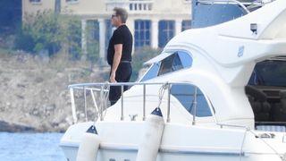 Pierce Brosnan prije isplovljavanja popio kavu i fotografirao se s obožavateljicom Pierce Brosnan prije isplovljavanja popio kavu i fotografirao se s obožavateljicom