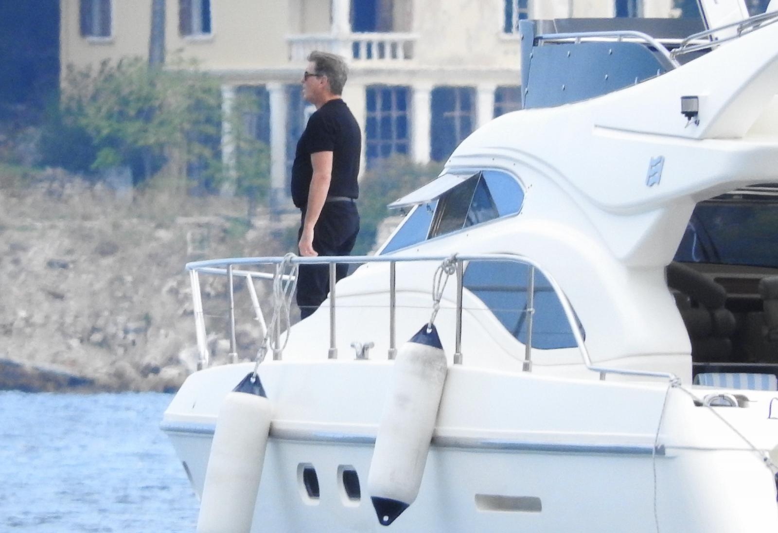 Pierce Brosnan prije isplovljavanja popio kavu i fotografirao se s obožavateljicom Pierce Brosnan prije isplovljavanja popio kavu i fotografirao se s obožavateljicom