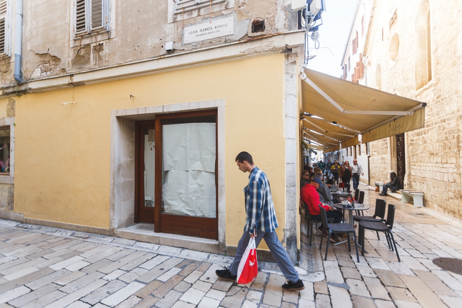 Zatvorene butige i poluprazan zadarski Poluotok Zatvorene butige i poluprazan zadarski Poluotok
