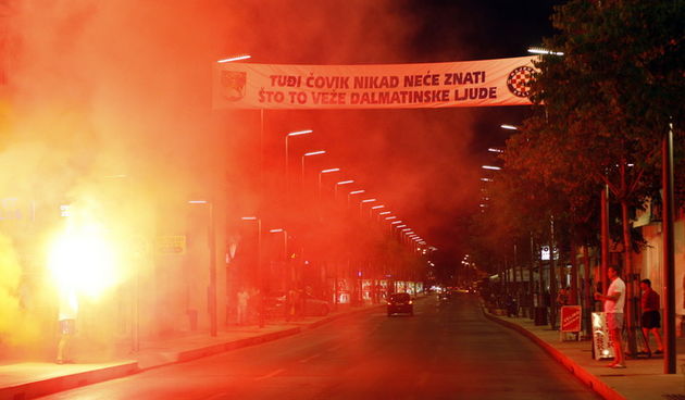 Zadar, 070911. 
Skupina navijaca nogometnog kluba Hajduk iz zadarske gradske cetvrti Relja, predvodjeni bivsim vodjom Tornada Borisom Marinom,  u Zrinsko-Frankopanskoj ulici postavili su transparent podrske splitskom klubu.
Foto: Jure Miskovic / CROPIX