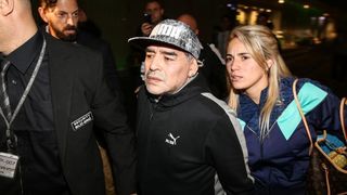 Diego Maradona s djevojkom stigao Zagreb na finale Davis Cupa Diego Maradona s djevojkom stigao Zagreb na finale Davis Cupa