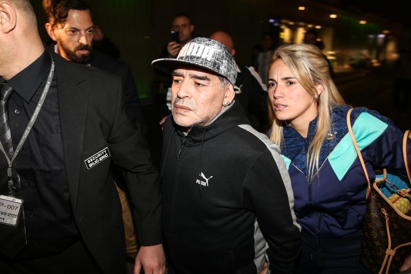 Diego Maradona s djevojkom stigao Zagreb na finale Davis Cupa Diego Maradona s djevojkom stigao Zagreb na finale Davis Cupa