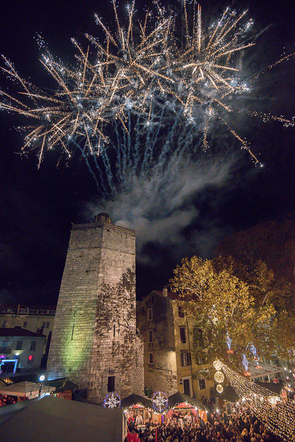 Deset tisuća posjetitelja uživalo u otvorenju Adventa u Zadru- koncertu Ivana Zaka i vatrometu