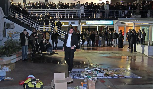 Performans na otvaranju NUS-a 2012 – Damir Čarli Čargonja ‘Crno na bijelom’.jpg