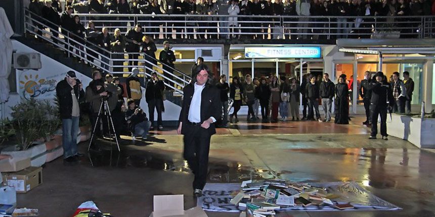 Performans na otvaranju NUS-a 2012 – Damir Čarli Čargonja ‘Crno na bijelom’.jpg Performans na otvaranju NUS-a 2012 – Damir Čarli Čargonja ‘Crno na bijelom’.jpg