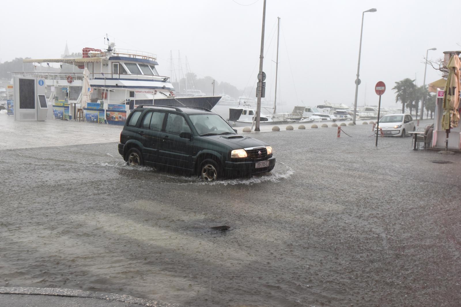 Kišna kataklizma u Zadru: poplavljen cijeli grad