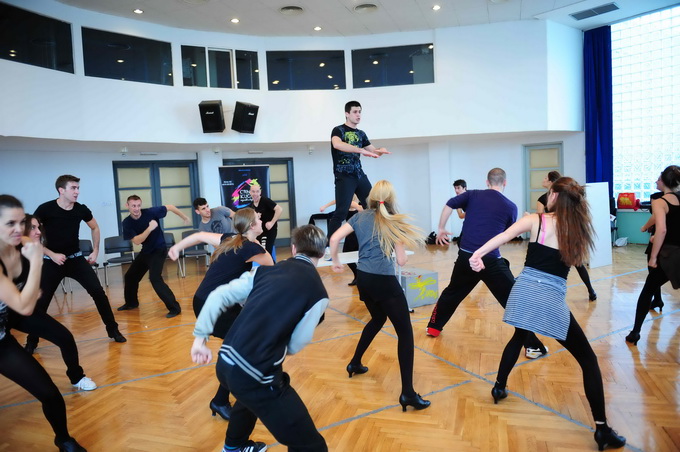 Rasplesani mladi ansambl “Crne kuće” Rasplesani mladi ansambl “Crne kuće”