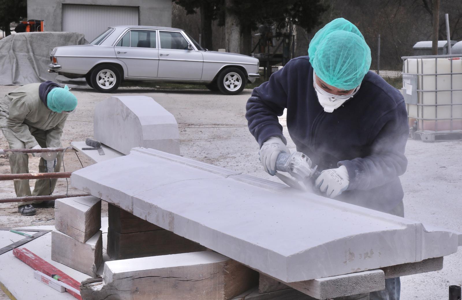 Mladi europski kipari stigli u Imotski, punom parom rade spomenik kultnom Mercedesu Mladi europski kipari stigli u Imotski, punom parom rade spomenik kultnom Mercedesu