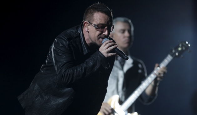 Zagreb, 100809.
Maksimirski stadion.
Drugi koncert irske rock grupe U2 koja po prvi puta gostuje u Hrvatskoj na ovogodisnjoj turneji 360 tour.
Na slici: pjevac grupe Bono Vox, gitarist Edge, basist Adam Clayton i bubnjar Larry Mullen Jr.
Foto: Goran Mehke