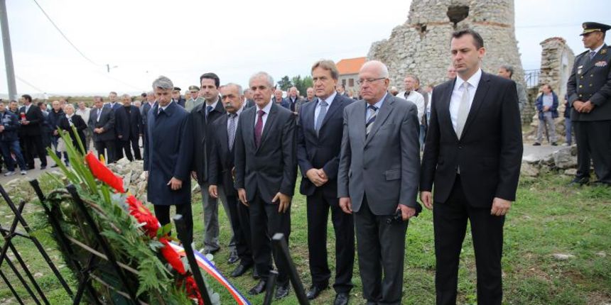 Dracevac, Zadar – Polaganjem vijenaca te prijemom branitelja na Dracevcu obiljezena je obljetnica 22 godine otkako je Zadar obranjen pred cetnickim agresorima. Photo: Filip Brala/PIXSELL Autor Filip Brala/PIXSELL KLJUČNE RIJEČI polaganje vijenaca, Drace Dracevac, Zadar – Polaganjem vijenaca te prijemom branitelja na Dracevcu obiljezena je obljetnica 22 godine otkako je Zadar obranjen pred cetnickim agresorima. Photo: Filip Brala/PIXSELL Autor Filip Brala/PIXSELL KLJUČNE RIJEČI polaganje vijenaca, Drace