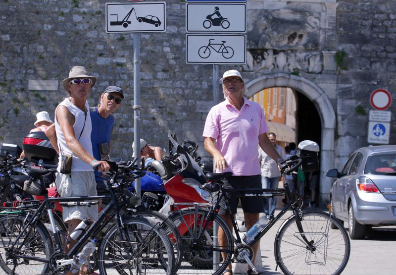 26.07.2013., Zadar – Velika guzva u zadarskoj trajektnoj luci. Photo: Zeljko Mrsic/PIXSELL Autor Zeljko Mrsic/PIXSELL guzve, trajekt, Luka, turisti 26.07.2013., Zadar – Velika guzva u zadarskoj trajektnoj luci. Photo: Zeljko Mrsic/PIXSELL Autor Zeljko Mrsic/PIXSELL guzve, trajekt, Luka, turisti