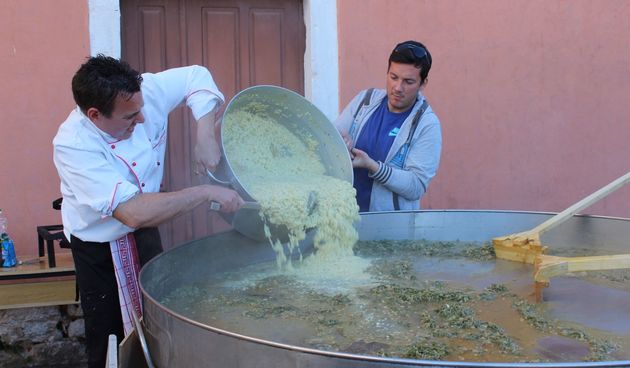 Udruga mladih Ploče i Dračevca uredila stari zog i počastila rižotom