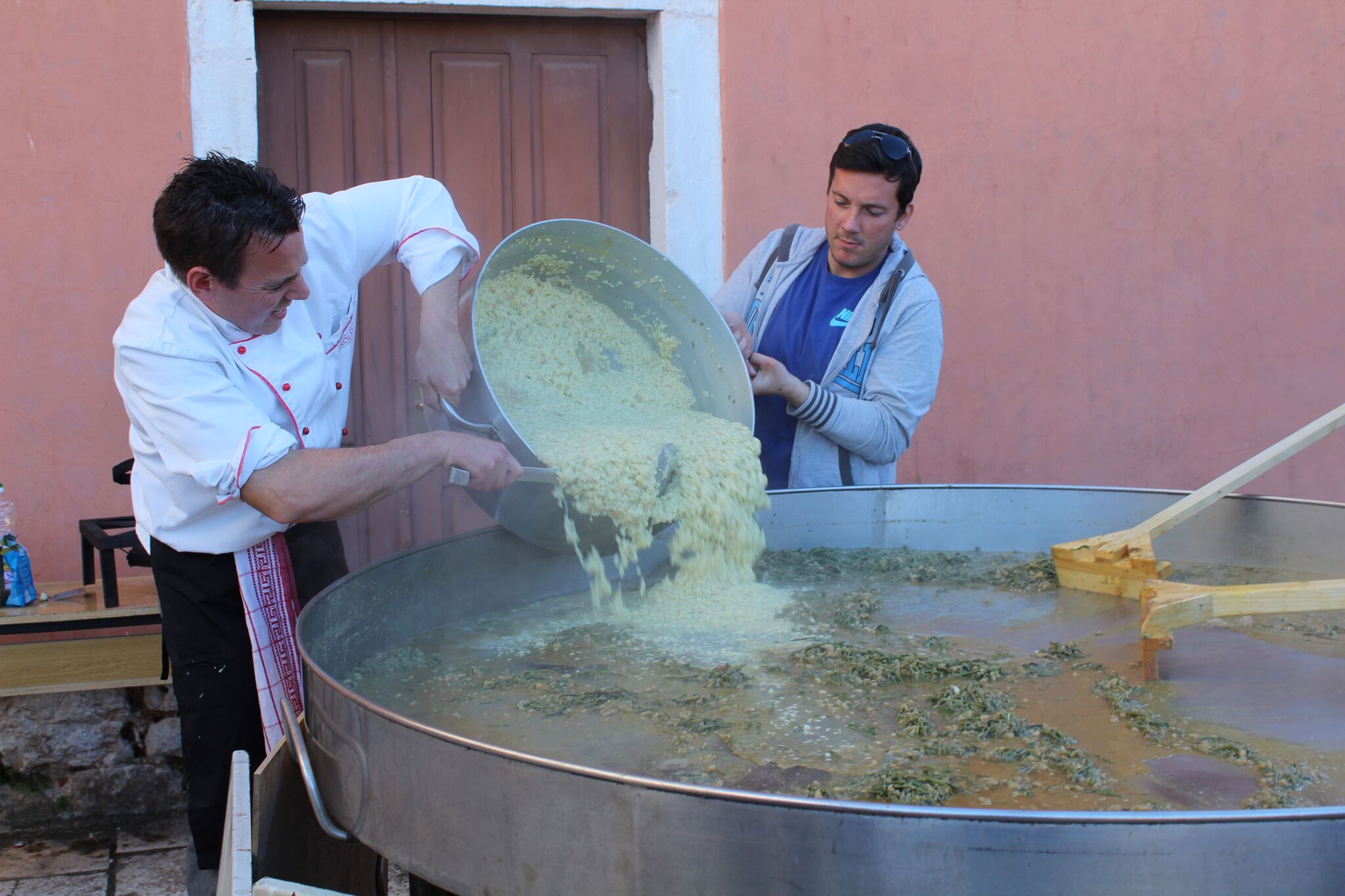 Udruga mladih Ploče i Dračevca uredila stari zog i počastila rižotom