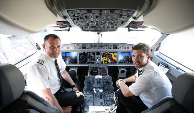 Piloti u pilotskoj kabini