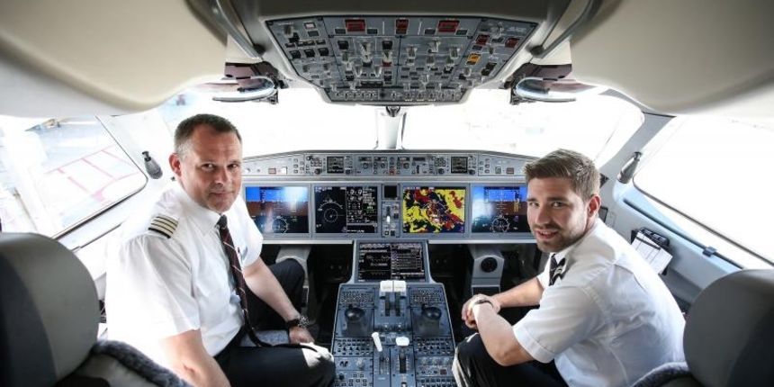 Piloti u pilotskoj kabini Piloti u pilotskoj kabini