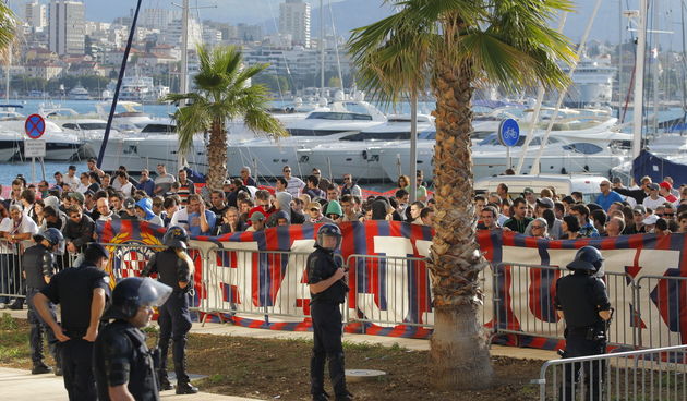 Split, 151012.
Navijaci Hajduka, Torcida okupili su se ispred zgrade Gradske uprave ( Banovine) gdje cekaju ishod nove sjednice Gradskog vijeca o 30 milijuna kuna jamstva za Hajduk sto bi sprijecilo da klub ne ode u stecaj.
Foto: Duje Klaric / CROPIX