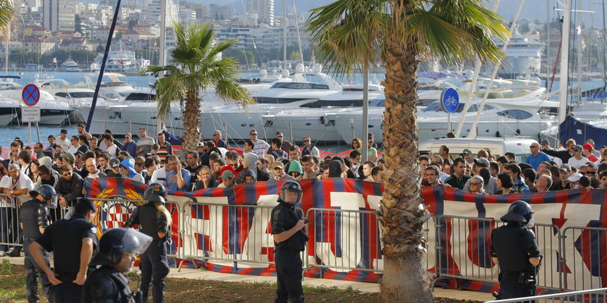 Split, 151012.
Navijaci Hajduka, Torcida okupili su se ispred zgrade Gradske uprave ( Banovine) gdje cekaju ishod nove sjednice Gradskog vijeca o 30 milijuna kuna jamstva za Hajduk sto bi sprijecilo da klub ne ode u stecaj.
Foto: Duje Klaric / CROPIX Split, 151012.
Navijaci Hajduka, Torcida okupili su se ispred zgrade Gradske uprave ( Banovine) gdje cekaju ishod nove sjednice Gradskog vijeca o 30 milijuna kuna jamstva za Hajduk sto bi sprijecilo da klub ne ode u stecaj.
Foto: Duje Klaric / CROPIX