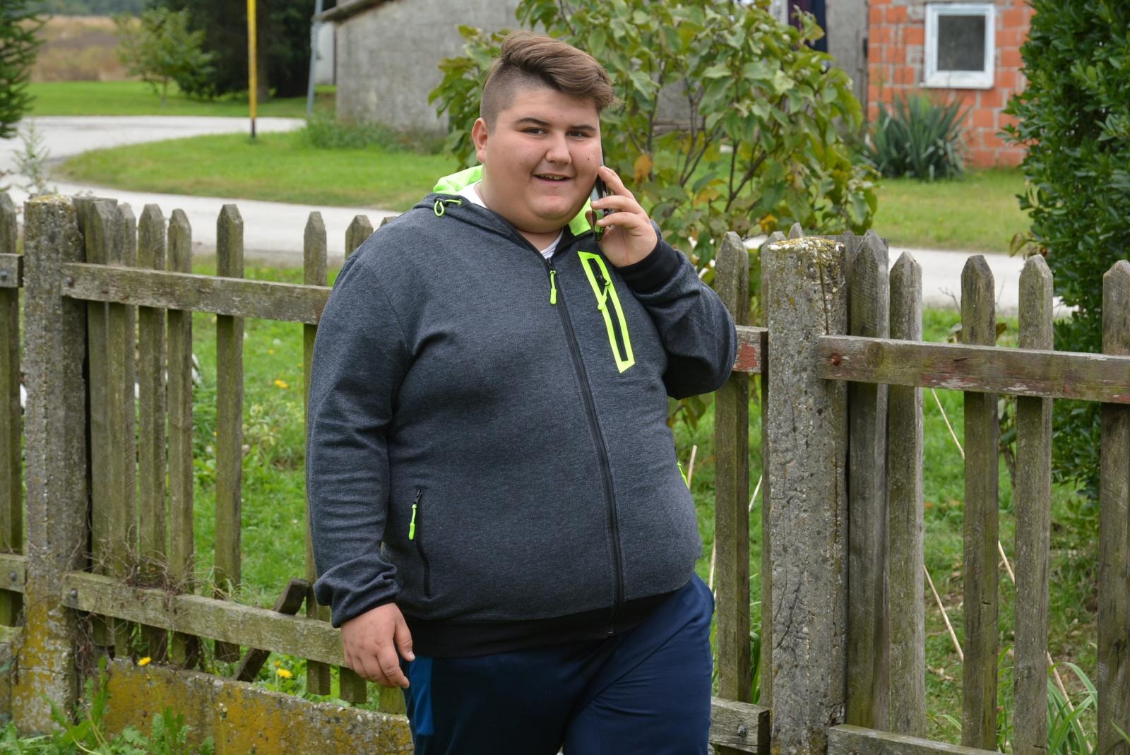 Dječak “magnet” Ivan Stoiljković pokazao svoj jedinstveni dar privlačenja metala Dječak “magnet” Ivan Stoiljković pokazao svoj jedinstveni dar privlačenja metala