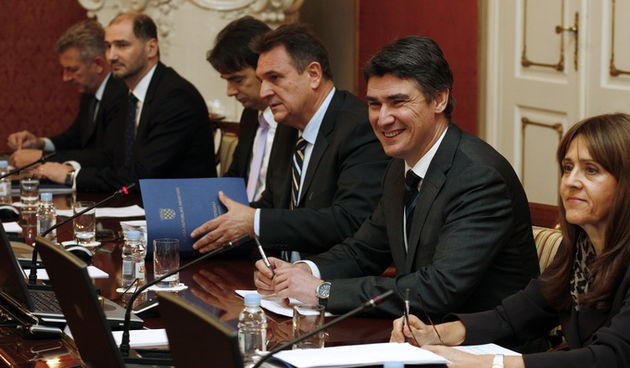 Zagreb, 190112.
Banski dvori, redovna sjednica Hrvatske Vlade na kojoj je, izmedju ostalog, raspravljano o konacnom prijedlogu zakona o povlastenim saborskim mirovinama.
Na slici: premijer Zoran Milanovic i Radomir Cacic.
Foto: Damjan Tadic / CROPIX