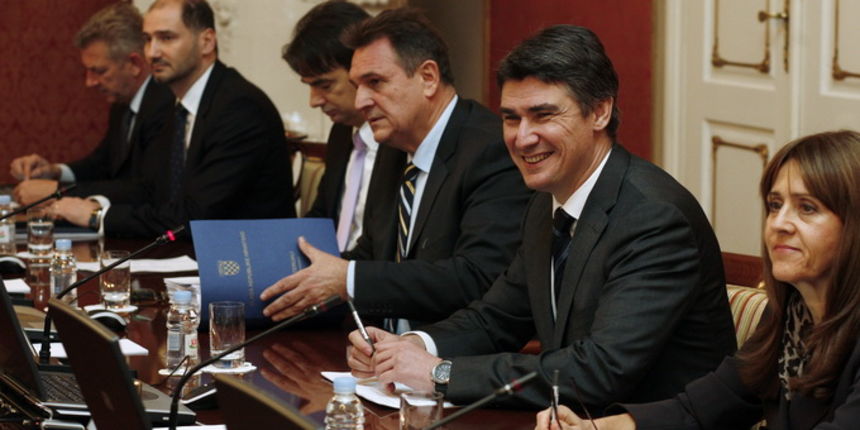 Zagreb, 190112.
Banski dvori, redovna sjednica Hrvatske Vlade na kojoj je, izmedju ostalog, raspravljano o konacnom prijedlogu zakona o povlastenim saborskim mirovinama.
Na slici: premijer Zoran Milanovic i Radomir Cacic.
Foto: Damjan Tadic / CROPIX Zagreb, 190112.
Banski dvori, redovna sjednica Hrvatske Vlade na kojoj je, izmedju ostalog, raspravljano o konacnom prijedlogu zakona o povlastenim saborskim mirovinama.
Na slici: premijer Zoran Milanovic i Radomir Cacic.
Foto: Damjan Tadic / CROPIX