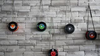 Miljana Jovičić proizvodi torbice od starih gramofonskih ploča