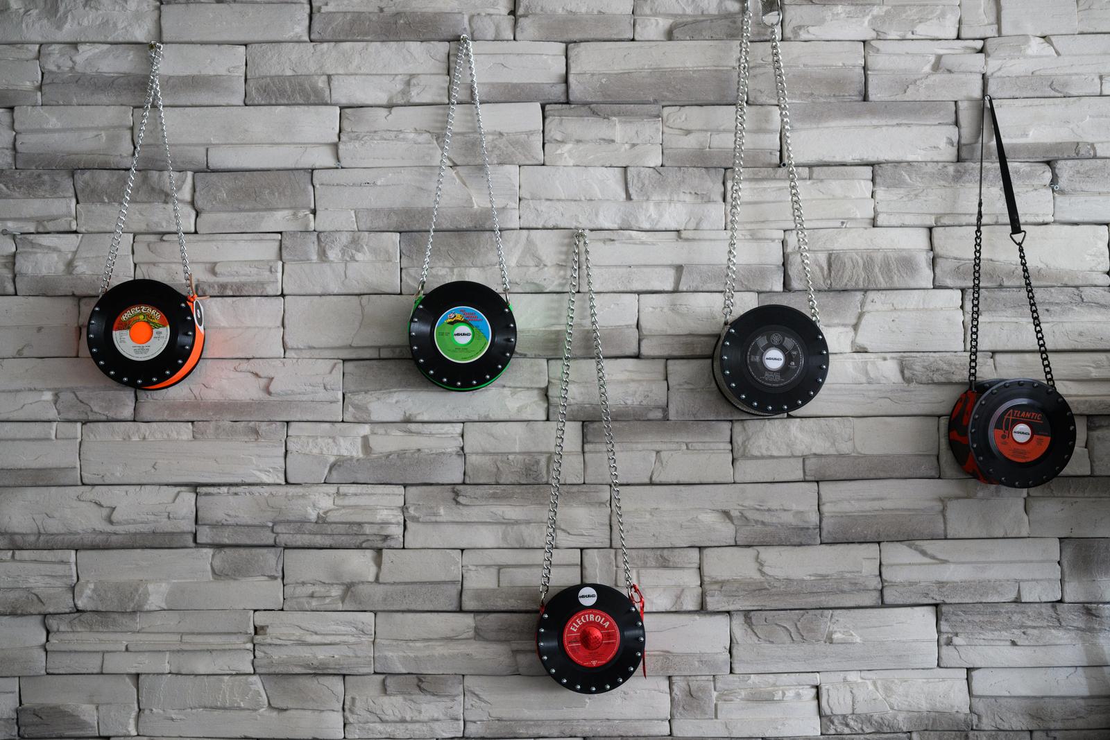 Miljana Jovičić proizvodi torbice od starih gramofonskih ploča