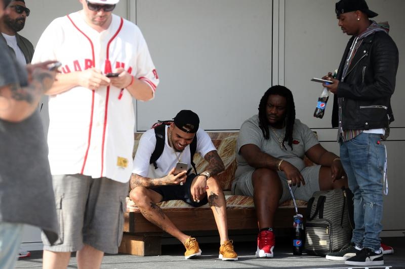 Novalja: Chris Brown zabavlja se u backstageu prije nastupa na Fresh island festivalu