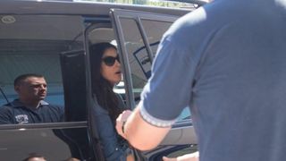 Slavna glumica Monica Bellucci sletjela je u Zracnu luku Dubrovnik letom Easy Jeta iz Pariza. Photo: Grgo Jelavic/PIXSELL Slavna glumica Monica Bellucci sletjela je u Zracnu luku Dubrovnik letom Easy Jeta iz Pariza. Photo: Grgo Jelavic/PIXSELL