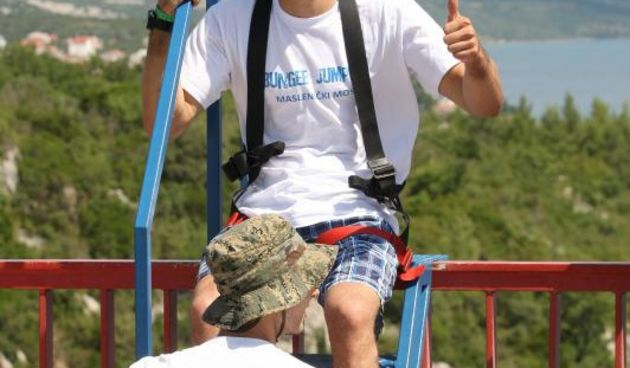 28.6.2014., Maslenica – Gimnasticar Marijo Moznik otvorio je sezonu bungee skokova s Maslenickog mosta. On je izveo dvostruki salto s uronom u more. Photo: Dino Stanin/PIXSELL